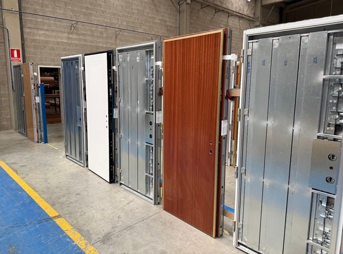 Chasis interno de acero electrocincado con omegas verticales de refuerzo para puertas acorazadas CABMA
